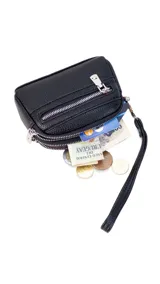 Monedero negro de simil cuero con correa para la mano, diseño práctico y compacto. Bolsillo principal con doble cierre, y un bolsillo frontal pequeño para llevar monedas.