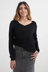 Sweater negro de tejido de punto fino, con escote en V y mangas largas.