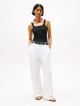 Remera negra de tirantes acanalada con cuello cuadrado y ribete festoneado.