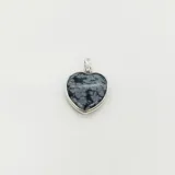 Dije de plata 925 con forma de corazón y piedra obsidiana copo de nieve.
