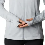 Campera polar Columbia color gris claro, con cierre frontal completo, bolsillos laterales con cierre y orificios para pulgares.