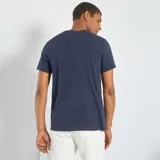 Camiseta de punto lisa color azul marino, de corte clásico y manga corta.