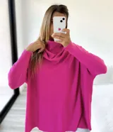 Sweater fucsia de tejido de punto, corte amplio, mangas largas y cuello alto con caída.