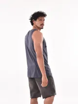 Musculosa de corte slim color verde con estampado gráfico de surf y palmeras.