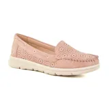 Mocasines color rosa claro con capellada perforada, detalle de cordones y suela blanca.