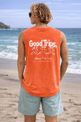 Musculosa sin mangas color negro con efecto gastado (acid wash) y un pequeño estampado frontal de una figura humanoide con sombrero de hongo.