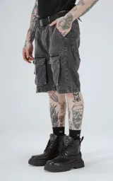 Bermuda de denim color gris oscuro con efecto desgastado, calce oversize, estilo cargo y múltiples bolsillos.