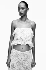 Pantalón bombacho de encaje color crudo, tiro alto, cintura elástica y forro interior.