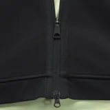 Campera deportiva negra con capucha y cierre frontal completo. Logo de Jordan bordado en el pecho.