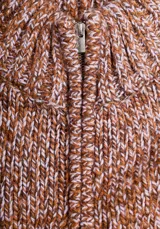 Cardigan de punto grueso color gris jaspeado, con cuello alto y mangas largas.