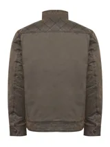 Campera marrón con cuello mao con interior de cotelé, cierre frontal con cremallera, dos bolsillos con solapa en el pecho y dos bolsillos laterales. Forro acolchado de franela con relleno Thermore hecho de fibras 100% recicladas de botellas P.E.T.