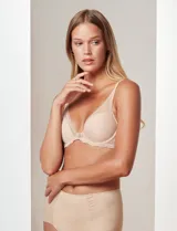 Soutien de micro tul y encaje color lila, marca Montelle. Bajo busto con aro y copa formada. Breteles fijos y de largo regulable. Abrocha detrás en tres posiciones.