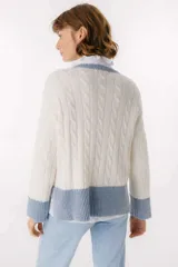 Sweater color camel con tejido de trenzas y terminaciones en color beige.