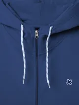 Canguro con cierre completo, color azul, con capucha y cordones trenzados blancos y negros. Presenta un pequeño logo bordado en el pecho izquierdo.