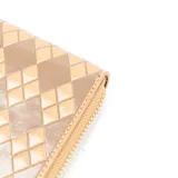 Billetera grande color taupe con cierre perimetral, diseño con rombos y motivos geométricos. Incluye 13 compartimentos y un bolsillo interno con cierre. Herrajes plateados.