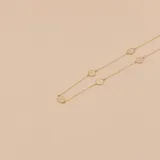 Gargantilla de oro amarillo 9k con cadena fina y dijes circulares satinados.