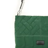 Cartera de nylon color verde con diseño acolchado, con un cierre amplio y banda ajustable.
