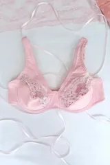 Soutien con aro, confeccionado en algodón elastizado y puntilla elastizada, color rosado claro. Presenta breteles anchos y regulables, y broches reforzados en la espalda.