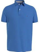 Chomba azul de corte regular con cuello tipo polo, diseño de rayas y logo bordado de Tommy Hilfiger.