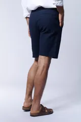 Bermuda azul marino de lino.