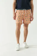 Short de baño estampado con cintura elástica ajustable con cordón, dos bolsillos laterales y uno trasero. Confeccionado en tela ligera de secado rápido y logo bordado.