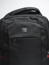 Mochila negra con detalles en rojo, con múltiples compartimentos y cierre con cremallera.