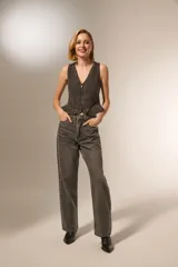 Chaleco negro con breteles finos, escote en V y volados en la cintura.