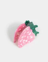 Broche de acrílico rojo con forma de frutilla y detalles en verde y blanco.