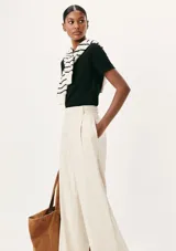 Camiseta marrón de manga corta con cuello en V.