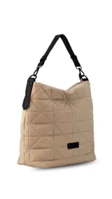 Bolso tipo shopper color beige con diseño acolchado geométrico y correa de hombro negra.
