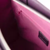 Bolso tipo tote grande color púrpura, con diseño acolchado en símil cuero soft y logo metálico de XL Extra Large al frente. Tiene acceso con cierre, correa regulable y herrajes plateados. El interior está forrado en tela de algodón y poliéster, con un compartimento, un bolsillo con cierre y dos bolsillos abiertos.