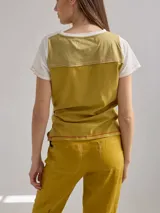 Remera color crudo de algodón, con bolsillo en el pecho y bordes con costuras a la vista.