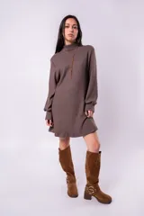 Vestido corto marrón de punto con cuello alto y mangas largas.