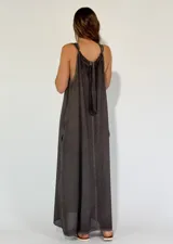 Vestido largo negro de corte amplio, sin mangas y con escote redondo.