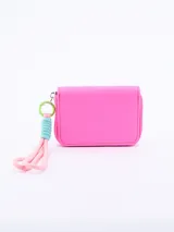 Billetera fucsia con cierre de cremallera y llavero con cordones rosa y verde agua.