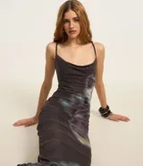 Vestido midi de tul con estampado floral abstracto, escote cuadrado y breteles finos ajustables.