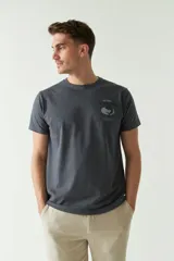 Remera gris de algodón con estampado pequeño en el pecho.