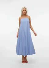 Vestido largo celeste de algodón, con cuello cuadrado y breteles finos. El corte es holgado y la falda tiene forma de globo. Incluye capa interior para evitar transparencias.