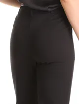 Pantalón negro de crepe, marca Zac & Rachel, con pretina de ecocuero y pasadores. Cierre frontal con broche interno, bolsillos delanteros funcionales y pierna recta entallada que termina por encima del tobillo.
