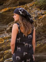 Pañuelo bandana cuadrado de seda color gris oscuro con estampado de figuras abstractas en blanco.
