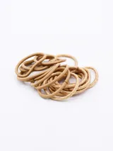 Pack de 18 gomitas de pelo color beige, algunas con hilo dorado.