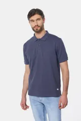 Remera polo piqué lisa color salmón, con cuello en rib y botones personalizados.