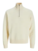 Sweater de punto color crema con cuello alto y cierre de cremallera parcial.