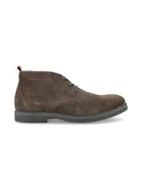 Botín de hombre Hush Puppies modelo New Safari, color marrón, confeccionado en cuero gamuzado con cordones y suela de goma.