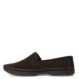 Mocasín náutico de cuero color azul marino, con puntera redonda, costuras a contraste y detalle de aplique metálico en el lateral.