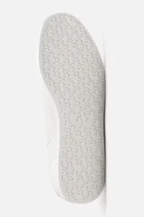 Zapatillas de cuero blanco con cordones y suela plana.