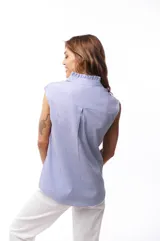 Blusa sin mangas con cuello mao y estampado a rayas verticales azules y blancas.