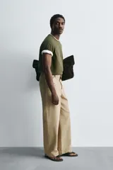 Camiseta verde militar de corte holgado confeccionada en tejido de algodón compacto. Cuello redondo con ribete doble y mangas cortas.