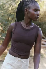 Musculosa marrón de punto acanalado, corte cropped y cuello redondo.