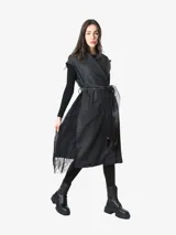 Chaleco largo gris con cuello solapa, sin mangas y cinturón de lazo negro.
